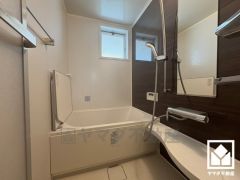 1日の疲れを癒す浴室でゆったりリフレッシュ。小窓が付いているので明るく、こもりがちな湿気もすぐ取り除くことができます。水流と気泡でマッサージ効果のあるジェットバス機能付き。