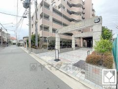 南東向きバルコニーで陽当たり、風通し良好。奥行きがあり広々としているため、お洗濯物をたっぷりと干す事ができます。