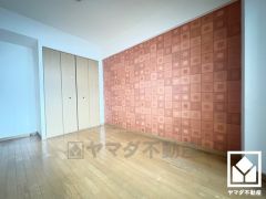 アクセントクロスを取り入れたデザイン性の高い洋室で、リラックスしたひとときを過ごせます。