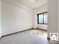 約4.2帖の洋室です。お子様のお部屋などにも丁度良い広さです。