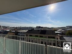 7階建て5階部分で前面に視界を遮る高い建物がなく、抜け感のある開放的な景色が広がります。