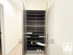 玄関にはシューズボックスを完備。家族の靴もしっかり収納できるので、玄関がいつも片付き、気持ちよくお客様を迎えられます。