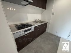 キッチンは空間を有効活用できる壁付けタイプ。調理に手間がかかりがちな肉や魚を、短時間でサッと焼き上げることができるグリル付き。