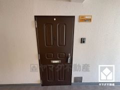 シンプルで洗練された玄関デザイン。帰るたびにホッとできる、心地よい住まいの入り口。