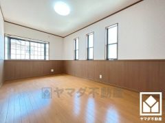 約7.6帖の2階洋室です。2面採光の明るいお部屋となっております。独立した居室なのでプライベートな時間をゆったり過ごせそうです。