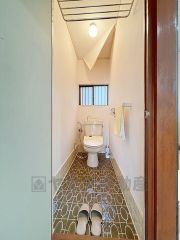 明るく清潔感溢れるトイレです。タオル掛けやペーパーホルダーが設置されています。