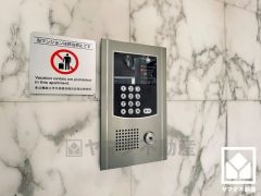 エントランスから始まる、快適な暮らし。オートロック完備の防犯性とデザイン性を両立した、安心の住まい。