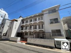 阪急電鉄神戸線「塚口」駅まで徒歩約11分、JR福知山線「塚口」駅まで徒歩約16分、阪急電鉄伊丹線「稲野」駅まで徒歩約30分の立地。