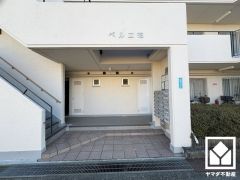 明るいエントランス。綺麗に整備されており、帰宅時や来客時にも気持ちの良い空間です。