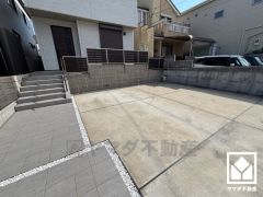 駐車スペースを並列3台分確保。重い荷物や雨の日の移動もスムーズで、快適なカーライフを実現。来客時にも便利です。