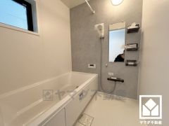 ゆったり足が伸ばせるので、毎日の疲れを癒やすバスタイムを実現。小窓が付いているので明るく、こもりがちな湿気もすぐ取り除くことができます。