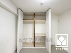 約5.5帖の洋室です。全居室に収納がございますので、お部屋の広さを最大限に活用できます。