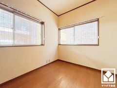 約6帖の洋室です。全居室2面採光で、明るい陽光がたっぷり差し込む心地よい生活空間です。