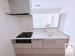 カウンターキッチンなので配膳や片付けがしやすく、お料理中でもお子様の様子が分かって安心です。調理に手間がかかりがちな肉や魚を、短時間でサッと焼き上げることができるグリル付き。