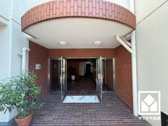 綺麗に整備されたエントランスで、帰宅時や来客時にも気持ちの良い空間です。