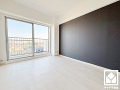 約6帖の洋室です。アクセントクロスを取り入れたデザイン性の高い洋室で、リラックスしたひとときを過ごせます。