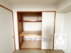 押入にはお客様用の座布団や寝具も収納可能です。