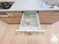 毎日の家事の負担を軽減でき、水道代の節約にもなる食器洗乾燥機付き。