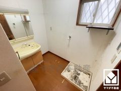 小さなお子様のお風呂上りもこのスペースがあればゆったりとして頂けます。室内洗濯機置場がございますので、天候に左右されず洗濯していただけます。（リフォーム前の写真です）