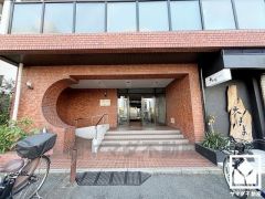 陽光に映える美しい外観。街並みに馴染みながらも、ひときわ目を引く存在感。