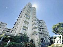 陽光に映える美しい外観。街並みに馴染みながらも、ひときわ目を引く存在感。