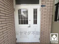 ドアの窓から光が差し込み、外出時にも帰宅時にも、明るい気持ちになれる玄関です。