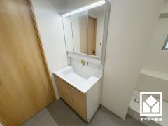 収納付きでスッキリお使い頂ける3面鏡の洗面台です。洗面ボウルが広めなので、忙しい朝でも身支度がしやすく時短になります。