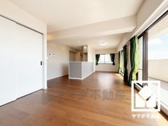 広々22.1帖のLDKが魅力。家族全員がリラックスできる、ゆったりとした快適リビングで温かい団らんの時間を。