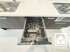 毎日の家事の負担を軽減でき、水道代の節約にもなる食器洗乾燥機付き。