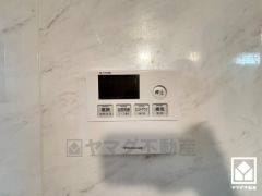 浴室暖房乾燥機付き。真冬の寒い浴室を暖かく、また雨の日の洗濯物の乾燥にと多用途に活躍する機能です。