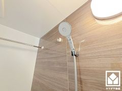 INAX「エコアクアスイッチシャワー」搭載。水滴にたっぷりの空気を含ませることで、ボリュームのある浴び心地と節水を両立したシャワーヘッドです。