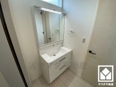 スリット窓から柔らかな光が差し込む明るいサニタリースペース。洗練されたデザインと機能性が融合し、毎日の身支度が特別なひとときに。