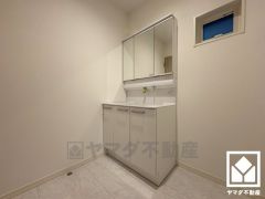 小さなお子様のお風呂上りもこのスペースがあればゆったりとして頂けます。室内洗濯機置場がございますので、天候に左右されず洗濯していただけます。