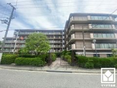 陽光に映える美しい外観。街並みに馴染みながらも、ひときわ目を引く存在感。