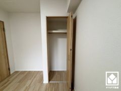 クローゼットは奥行きがあるので、収納力も申し分ありません。