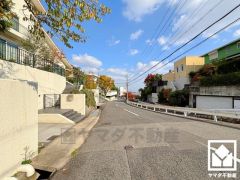 「阪急オアシス甲陽園店」まで徒歩11分、「ファミリーマート甲陽園駅前」まで徒歩13分など、お買い物施設が徒歩圏内に複数あり便利な住環境です。