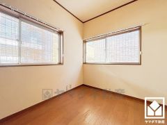 約6帖の洋室です。全居室2面採光で、明るい陽光がたっぷり差し込む心地よい生活空間です。