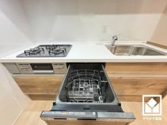 毎日の家事の負担を軽減でき、水道代の節約にもなる食器洗乾燥機付き。