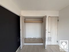 クローゼットは奥行きがあるので、収納力も申し分ありません。