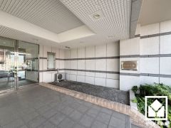 エントランスから始まる、快適な暮らし。オートロック完備の防犯性とデザイン性を両立した、安心の住まい。