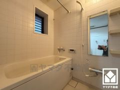 1日の疲れを癒す浴室でゆったりリフレッシュ。小窓が付いているので明るく、こもりがちな湿気もすぐ取り除くことができます。