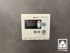 安全性を確保できる優先ボタンがございます。優先中はキッチンからの温度変更ができなくなるため、シャワー中に急に熱湯や冷水が出る状況を防ぐことができます。