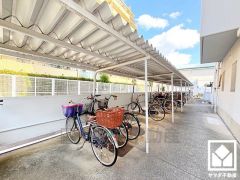 屋根付き駐輪場なので、雨や風、直射日光から自転車を守ることができます。
