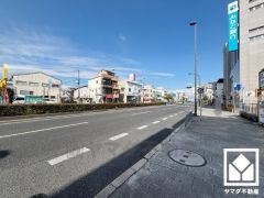 「ファミリーマート尼崎南警察署前」まで徒歩3分、ショッピングモール「アマゴッタ」まで徒歩7分など、お買い物施設が徒歩圏内に複数あり便利な住環境です。