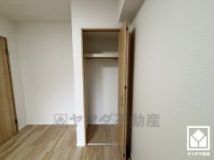 クローゼットは奥行きがあるので、収納力も申し分ありません。