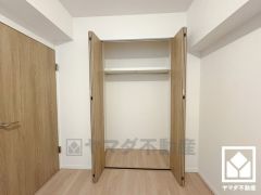 新たに家具を買わなくても良いので、ハンガーパイプ付きのクローゼットは嬉しいですね。奥行きがあるので、収納力も申し分ありません。