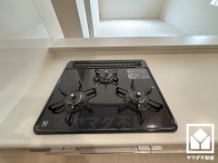 家族のごはん作りがはかどる。同時調理ができる3口コンロ付き。