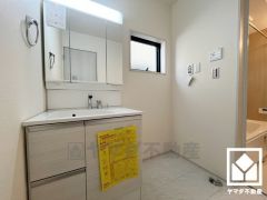 収納付きでスッキリお使い頂ける3面鏡の洗面台です。洗面ボウルが広めなので、忙しい朝でも身支度がしやすく時短になります。