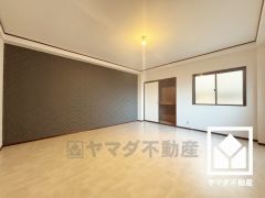 約11.2帖の3階洋室です。アクセントクロスを取り入れたデザイン性の高い洋室で、リラックスしたひとときを過ごせます。