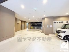 敷地内に屋内駐車場を完備。重い荷物や雨の日の移動もスムーズで、快適なカーライフを実現。機械式のため車種に制限がございます。空き状況は弊社スタッフまでお気軽にお問い合わせください。